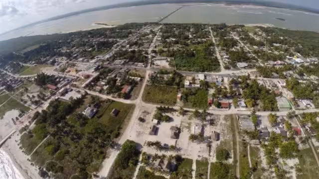 La costa de El Cuyo es amenazada por residentes de casas en la playa