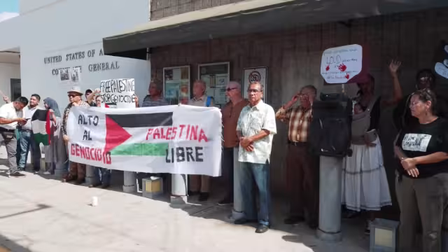 Yucatecos toman de manera pacífica el Consulado Americano