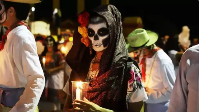 Uno de los aspectos más destacados del Día de Muertos son las ofrendas, que se colocan en altares en los hogares y en los cementerios