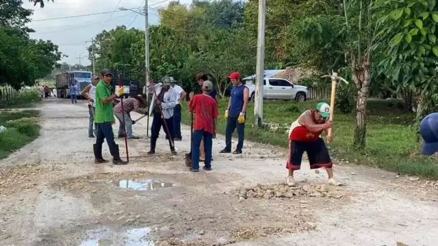 Con la temporada de lluvias y el tráfico de unidades han empeorado las condiciones de los caminos