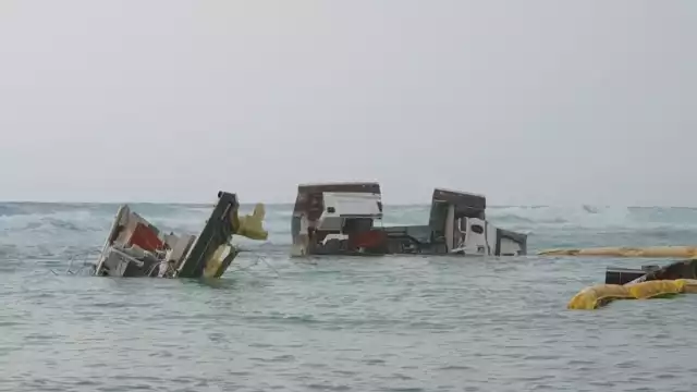 El velero se partió en dos partes y con el oleaje es arrastrado mar adentro