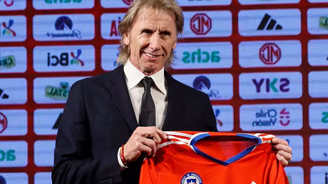 Gareca, de 65 años, llega a Chile en reemplazo del también argentino Eduardo Berizzo, quien renunció en noviembre tras una pobre campaña en el año y medio que estuvo al frente del equipo

