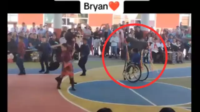 El niño se paseó por la pista alrededor de sus compañeros