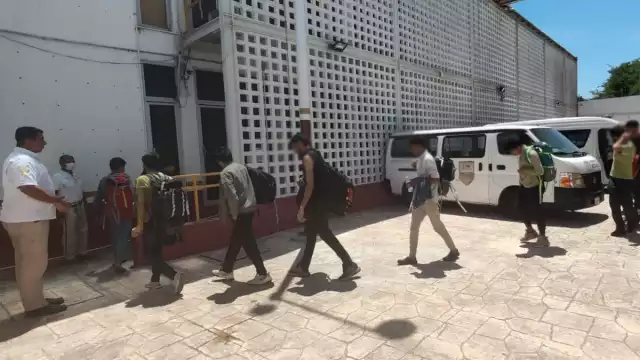 El traslado de los hombres fue realizado para evitar el hacinamiento en la Estancia Provisional de Cancún, mientras las autoridades migratorias definen su situación