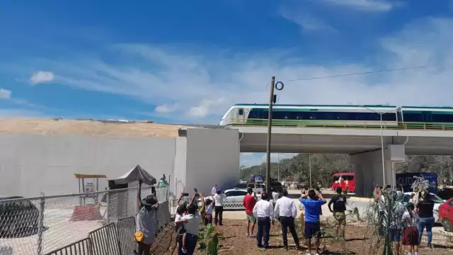 Fue recibido por una multitud que incluía tanto a partidarios como a opositores del megaproyecto