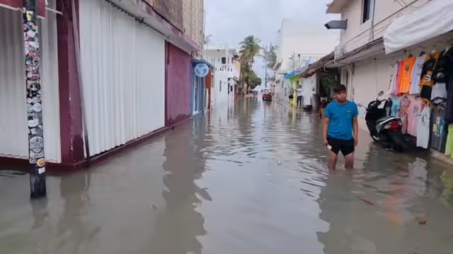 La inundación no duró mucho tiempo. Desde primera hora, empleados de la zona escurrieron la calle para dejar los negocios presentables para los visitantes.