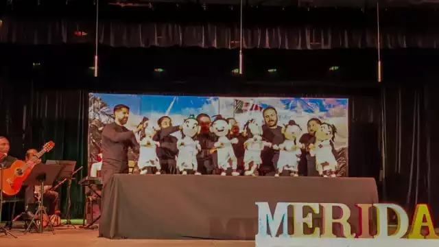 Los tres músicos en escena, ambientaron la presentación, mientras los títeres interpretaban