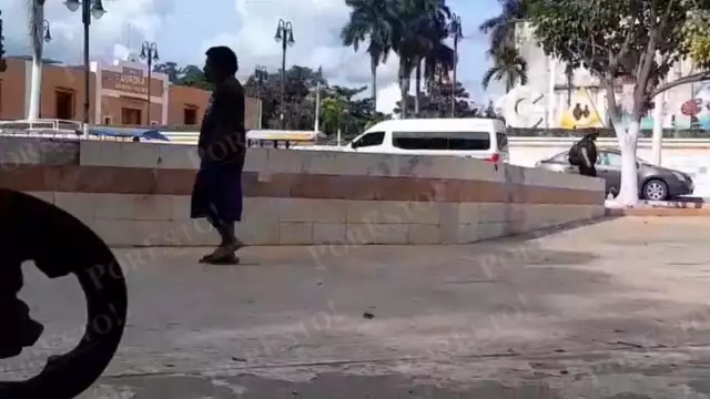 Un hombre en aparente crisis de salud mental caminó semidesnudo por el centro de Calkiní.