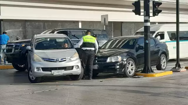 Por ser hora pico,  y quedar un solo carril abierto a la circulación,  los conductores empezaron a molestarse,  mientras los involucrados en el choque seguían en espera de la autoridad. 
