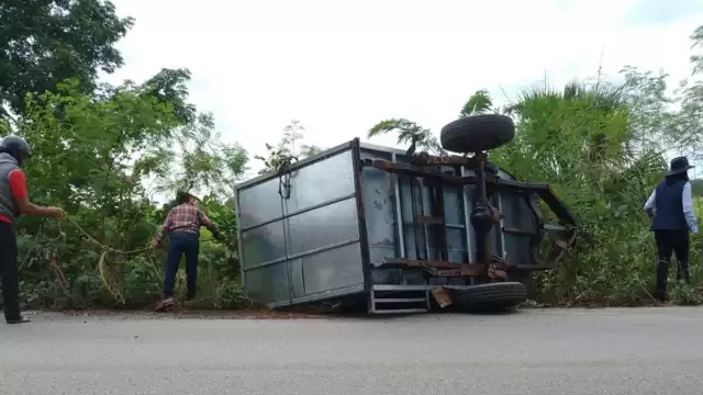 Con ayuda de sogas y otras camionetas, se consiguió colocar el remolque en la carpeta de rodamiento