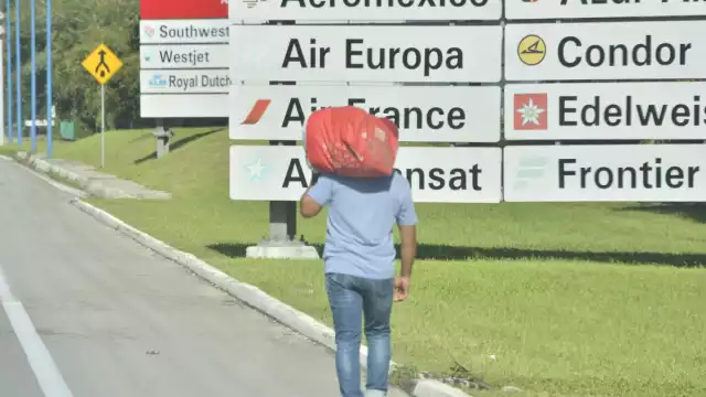 
A fin de economizar, caminó desde la Central de Abastos para llegar al AIC, pero no pudo comprar su boleto de avión, ya que le pedían su INE.
