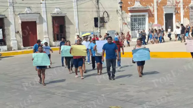 Un centenar de trabajadores del Sindicato de los Tres Poderes protestó en Tenabo por falta de pago de su quincena.