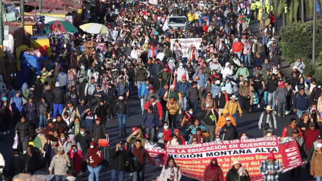 Durante su plantón frente a la Cámara de Diputados, los maestros corearon consignas como “Si no hay solución, no rodarás tu balón”