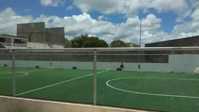 Las autoridades llegan a la cancha a sacar a los jóvenes con el pretexto que la cancha no esta inaugurada