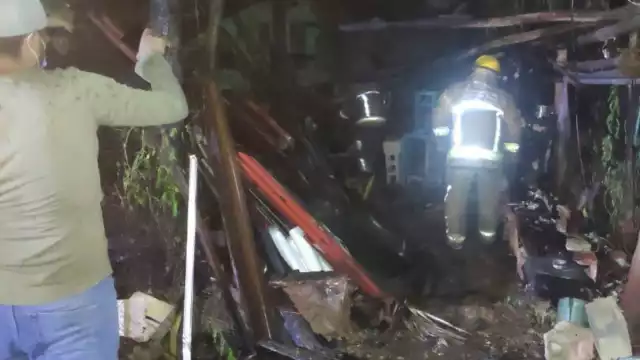 El incendio consumió en su totalidad el taller de herrería