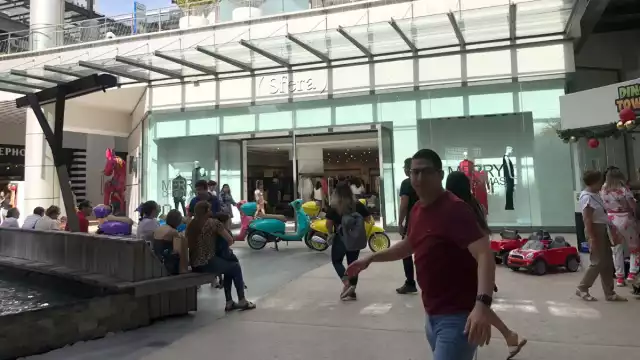 Familias buscan el regalo para estas fiestas