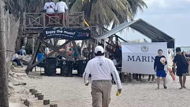 Cabe mencionar las playas se encuentran tranquilas sin oleaje por lo que el bañista sabría agotado del esfuerzo que hizo para llegar hasta la zona de boyas