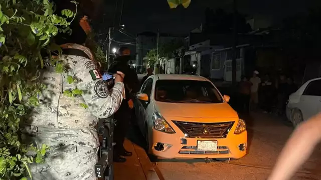 Una unidad de taxi terminó baleada en Cancún