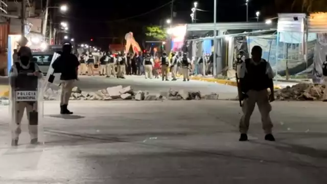 Con una retroexcavadora, comenzaron a tirar los puestos del lugar