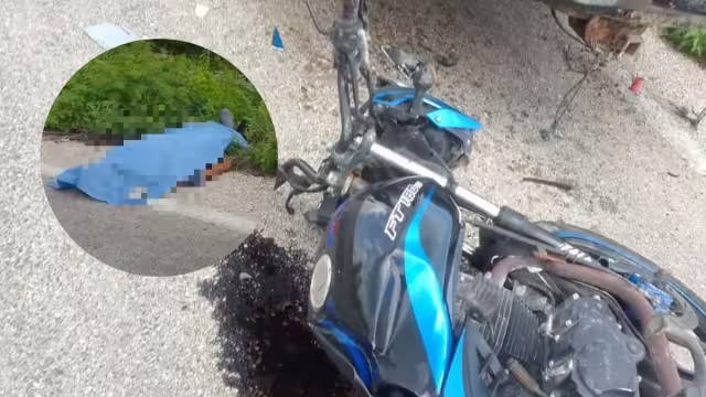 El motociclista chocó contra un vehículo estacionado