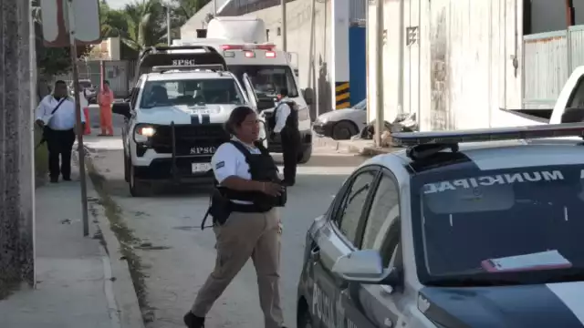 Al lugar llegaron elementos de la policía, la Cruz Roja, quienes confirmaron la muerte de la joven