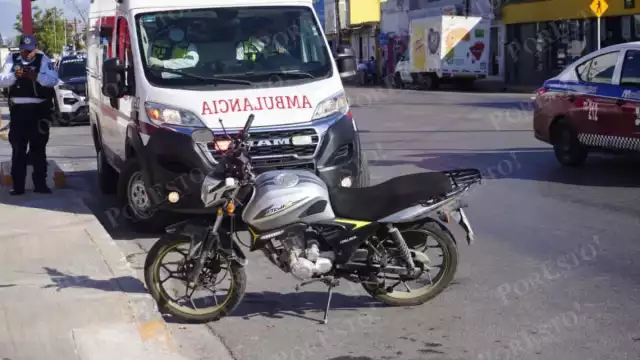 Paramédicos atienden a involucrados en choque en la avenida Gobernadores