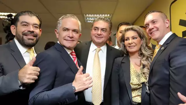 Luis Espinosa Cházaro se registró por el PRD para contender por la Jefatura de Gobierno de la CDMX