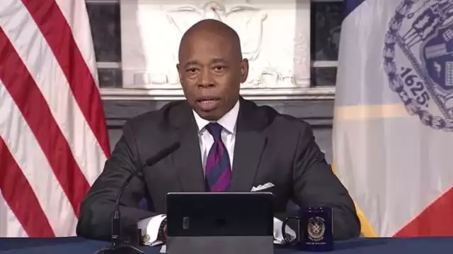 El alcalde de Nueva York, Eric Adams restringe la llegada de nuevos autobuses con migrantes.