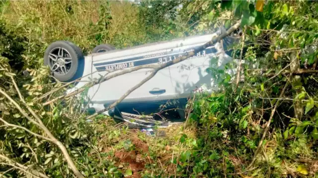 Minutos más tarde, se presentó una grúa que realizó las maniobras necesarias para rescatar el automóvil