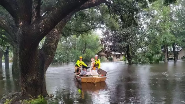 Florida cuenta los daños tras devastación y las Carolinas se alistan para Ian