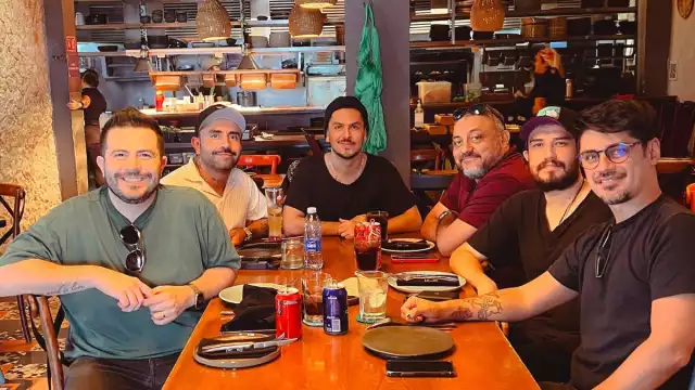 Sus admiradores recibieron al grupo en el aeropuerto de Mérida