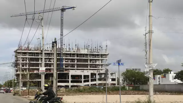 Sobre la calle 24, donde se asienta Aantik, está en construcción una torre de 14 pisos
