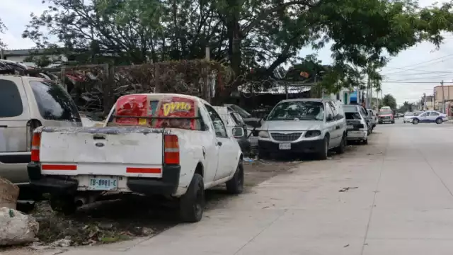 Los encargados retiran los vehículos cuando pasan los inspectores, luego los devuelven a las calles