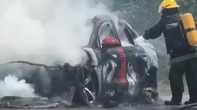 Bomberos sofocaron el incendio en el automóvil