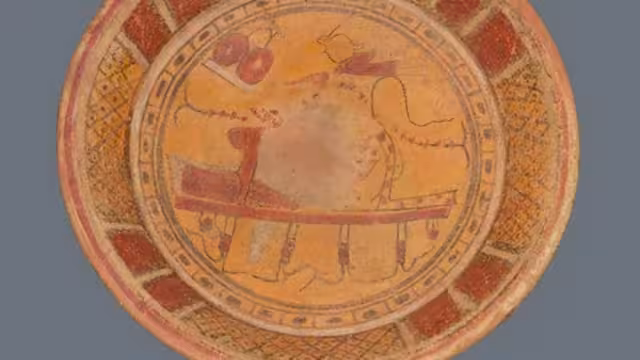 El plato es una ofrenda en un entierro de un hombre del periodo Clásico Tardío