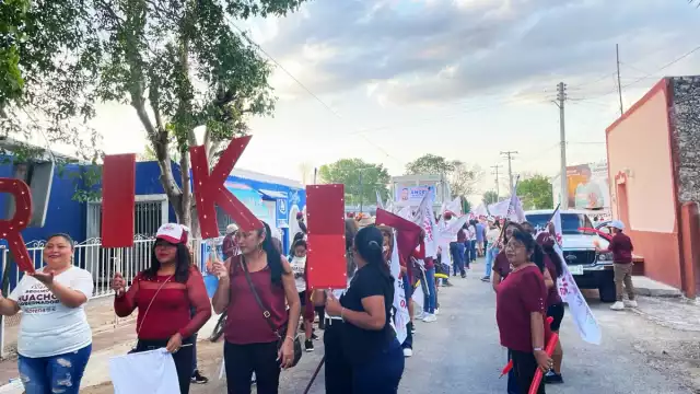La fiesta guinda llegó a Cenotillo, donde entre banderas y batucada demostraron su apoyo al candidato Joaquín Díaz Mena