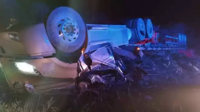 La cabina donde viajaba el conductor quedó destrozada, provocándole la muerte al quedar aplastado dentro