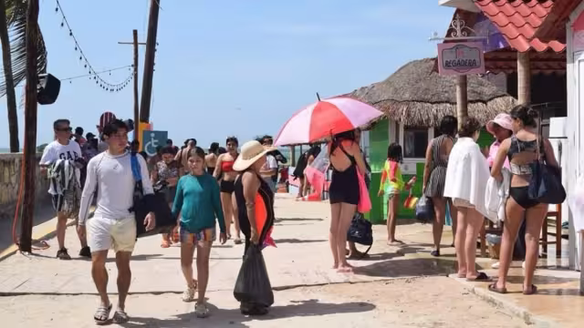 La playa de los cerditos suele aglomerarse durante temporada vacacional