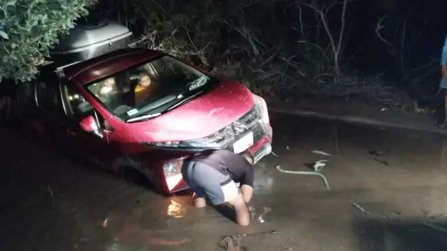 Los uniformados intentaron rescatar el vehículo