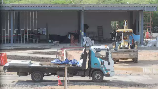 Los empleados comentaron que están trabajando al tope en horarios y confían en que quede listo para diciembre