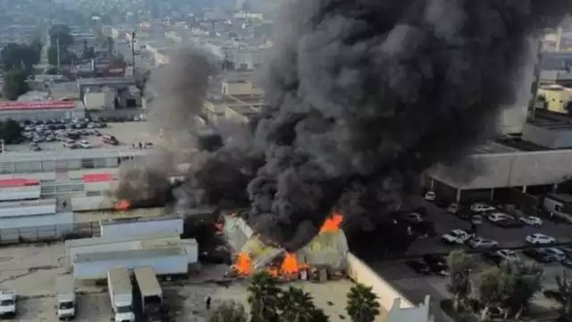 El incendio se registró en una bodega de pallets en un mercado