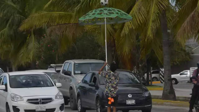 Llegó hace un par de meses a un evento de cirqueros en Playa del Carmen, y se quedó en el Caribe Mexicano, a la espera de otro concurso, el 9 de marzo