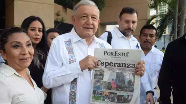 AMLO fue recibido por varios simpatizantes a su salida de un hotel en Paseo de Montejo, donde pernoctó la noche de sábado