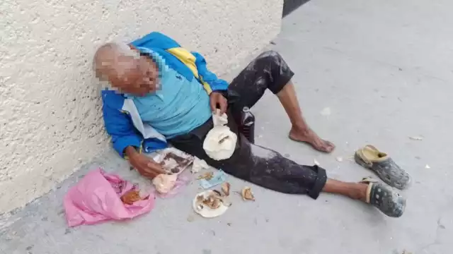 Los comerciantes atendían al anciano y al llegar la Cruz Roja procedieron a prestarle los primeros auxilios