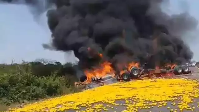 Una persona se aventó del camión, tipo torton, y terminó herido.
