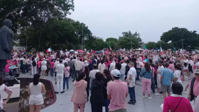 La marcha avanzó por la Avenida Tulum hasta llegar a la explanada del Palacio Municipal