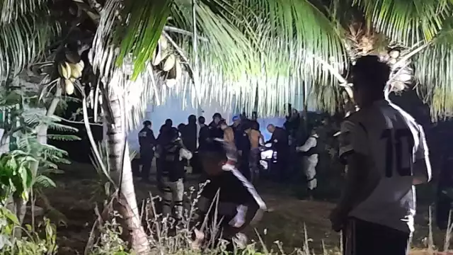 Los pandilleros destrozaron la motocicleta en la que viajaba la pareja