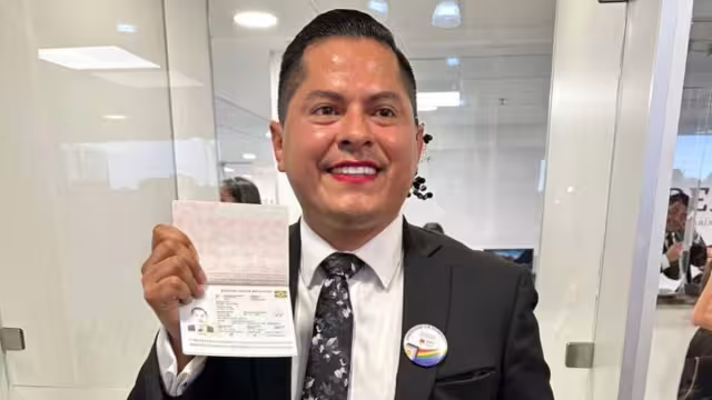 Ociel Baena recibió el primer pasaporte No Binario de México