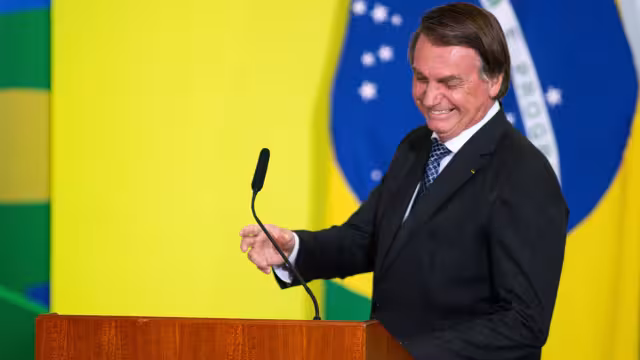 Jair Bolsonaro aventaja con poca diferencia a Lula da Silva con el 30,93 % escrutado en Brasil