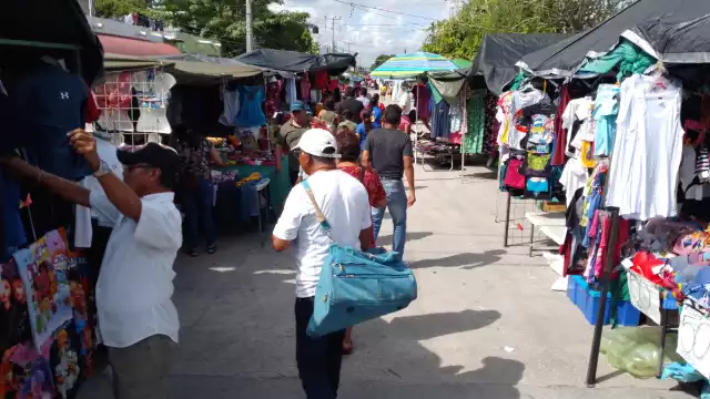 En los mercados sobreruedas, los cancunenses aprovechan para comprar ropa, usada o nueva, pues los comerciantes la venden a un bajo precio.